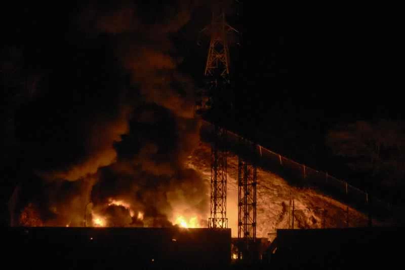 カラカスが国家非常事態を宣言する中、ベネズエラで米軍による攻撃が報道される